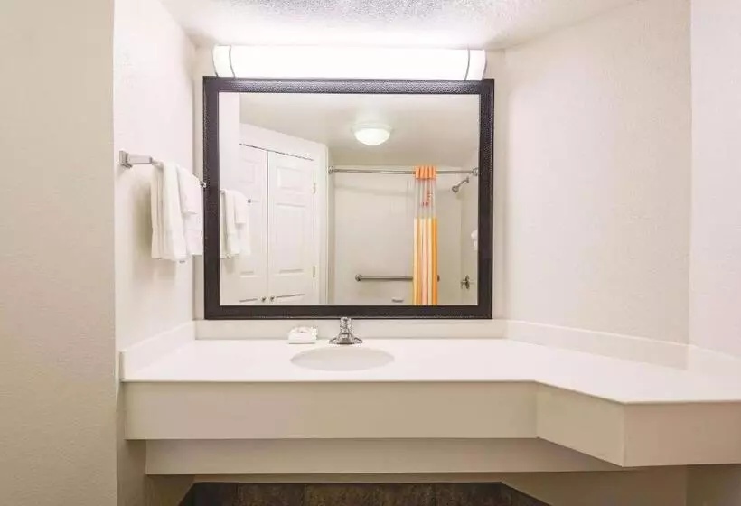 キングサイズベッドのデラックススイート, La Quinta Inn & Suites By Wyndham University Area Chapel Hill