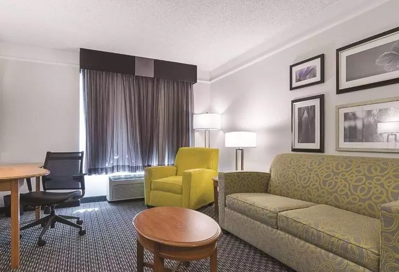 身障者適用キングサイズベッドルーム, La Quinta Inn & Suites By Wyndham University Area Chapel Hill