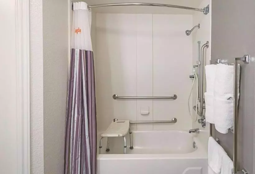 身障者適用キングサイズベッドルーム, La Quinta Inn & Suites By Wyndham University Area Chapel Hill