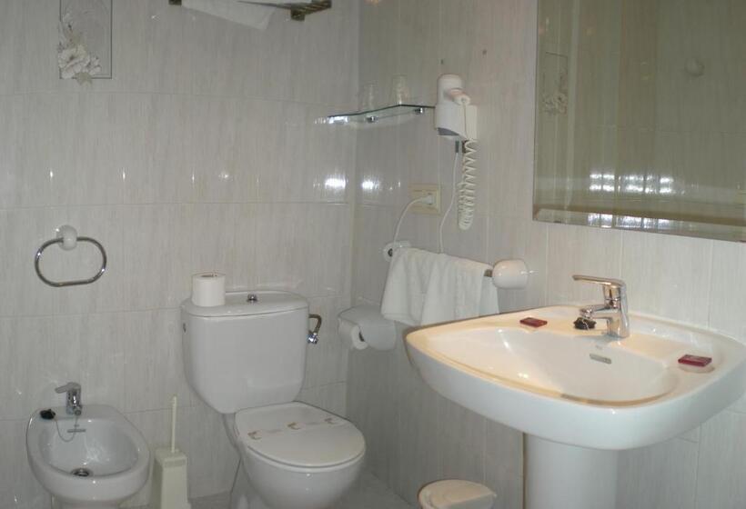 Номер Стандарт Трехместный, Labella María