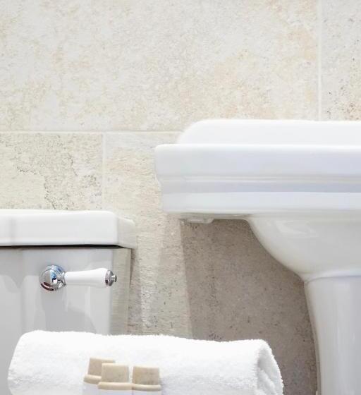 标准三人间, The Grosvenor Arms