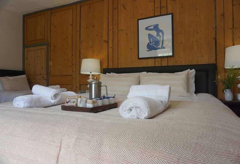 标准三人间, The Grosvenor Arms