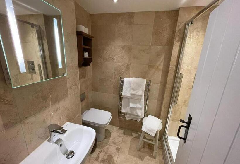 标准三人间, The Grosvenor Arms