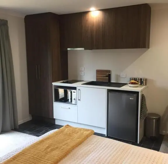 اتاق لوکس با چشم‌انداز باغ, The Garden Room At Te Anau Country Accommodation