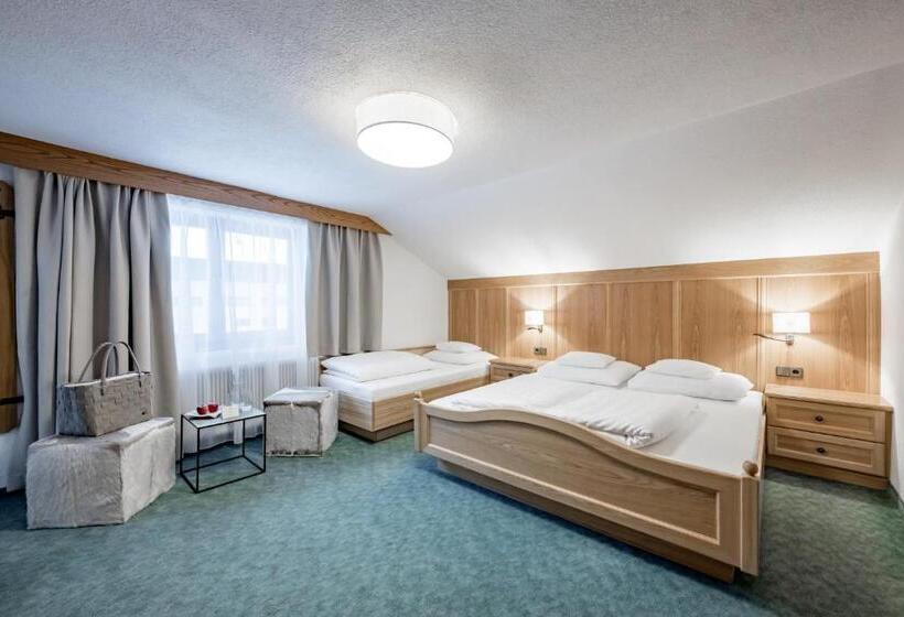 اتاق استاندارد سه تخته با بالکن, Bed & Breakfast Fender