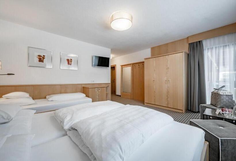 Pokój Trzyosobowy Standard z Balkonem, Bed & Breakfast Fender