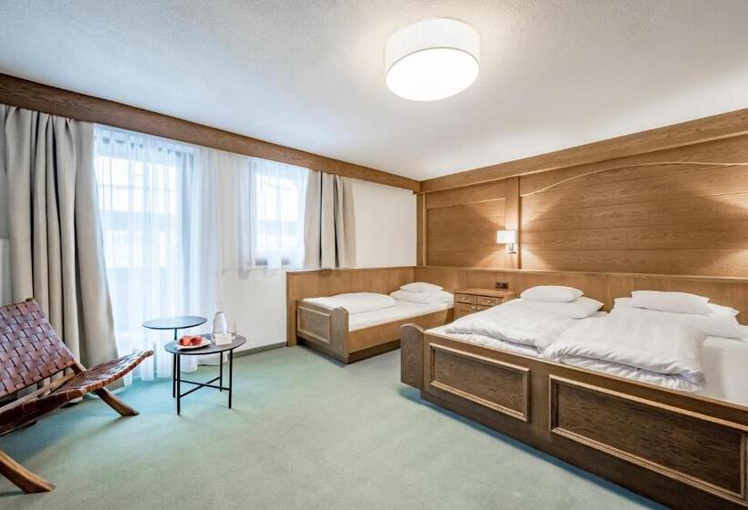 اتاق استاندارد سه تخته با بالکن, Bed & Breakfast Fender