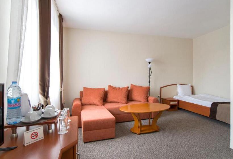 غرفة قياسية ثلاثية, Kamena Pamporovo