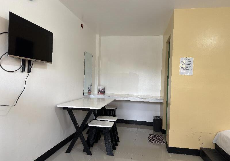 Family Room, Reddoorz Near Mariners Legazpi