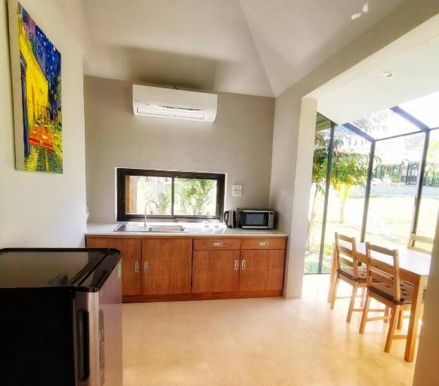 اتاق خانوادگی با چشمانداز کوه, Hideaway