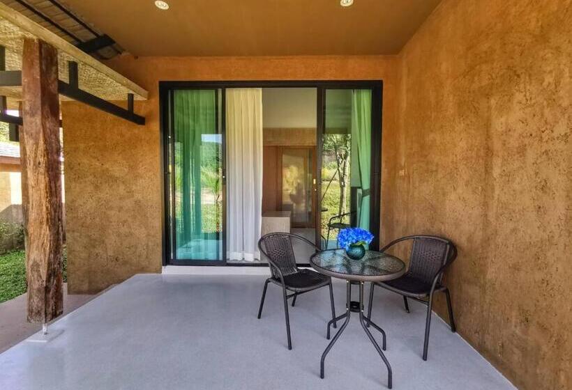 اتاق خانوادگی با چشمانداز کوه, Hideaway