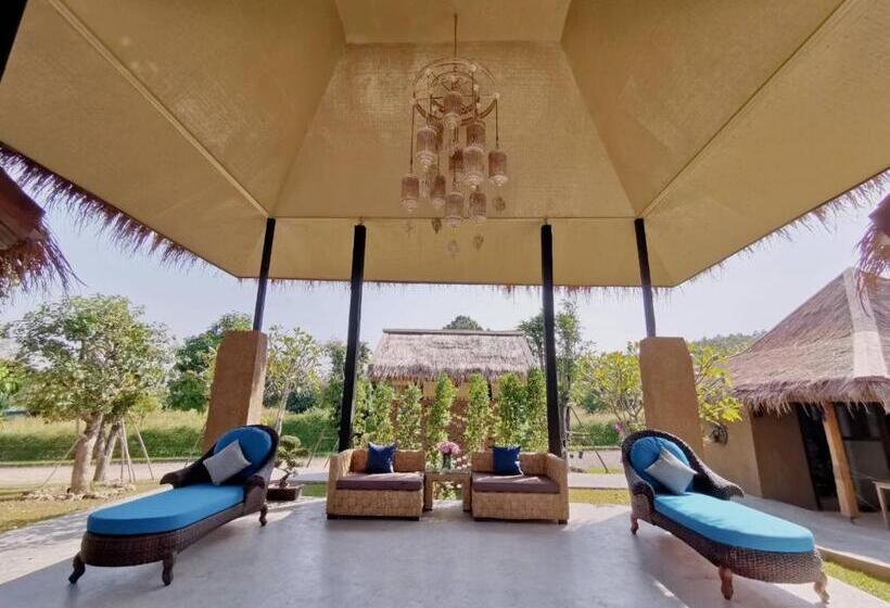 اتاق خانوادگی با چشمانداز کوه, Hideaway