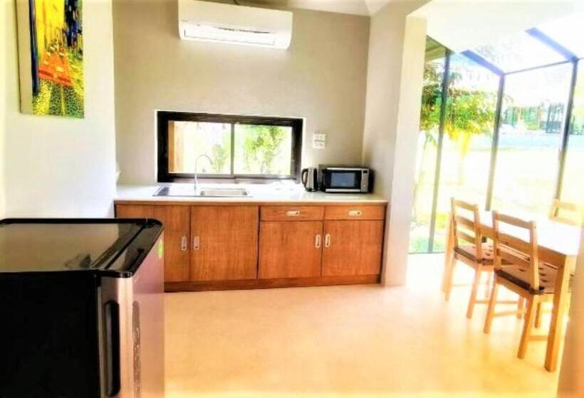 اتاق خانوادگی با چشمانداز کوه, Hideaway