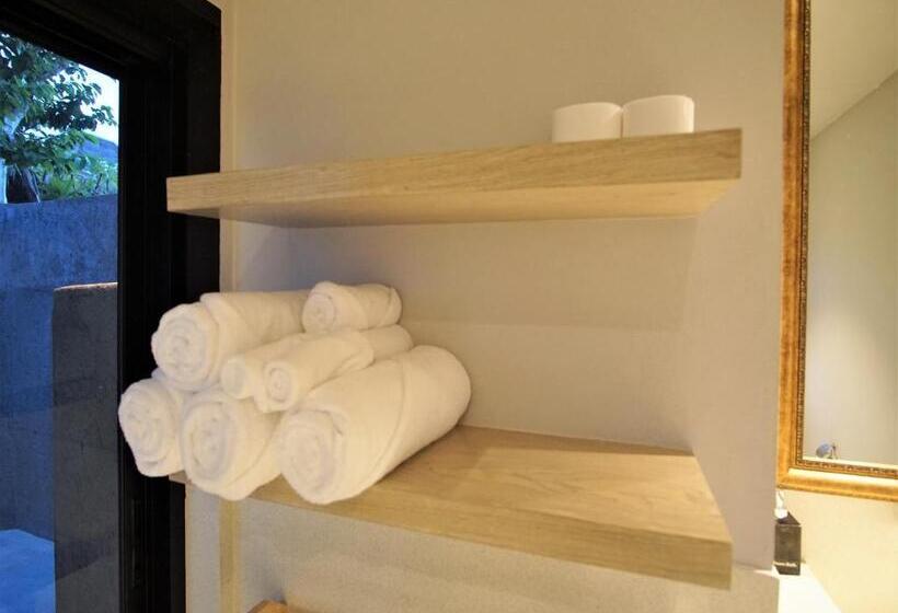 اتاق خانوادگی با چشمانداز کوه, Hideaway