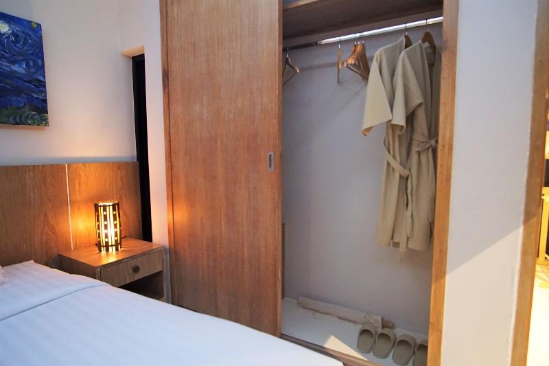 اتاق خانوادگی با چشمانداز کوه, Hideaway