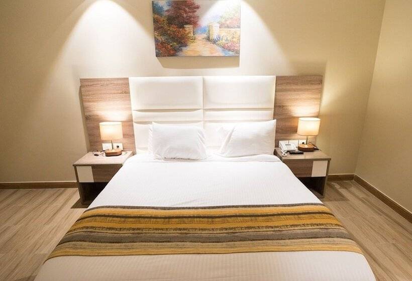 اتاق لوکس با چشم‌انداز باغ, Golden Jewel