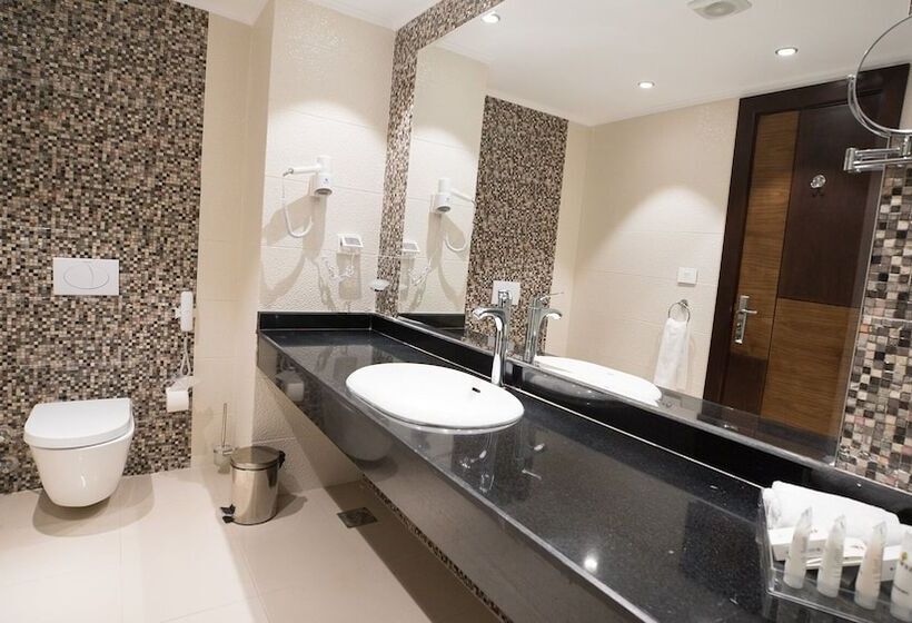 اتاق خانوادگی با چشم‌انداز دریا, Golden Jewel