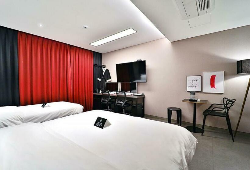 اتاق خانوادگی, Zam101