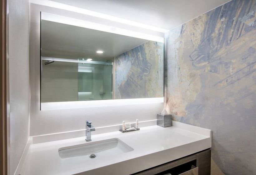 جناح, Madison Marriott West