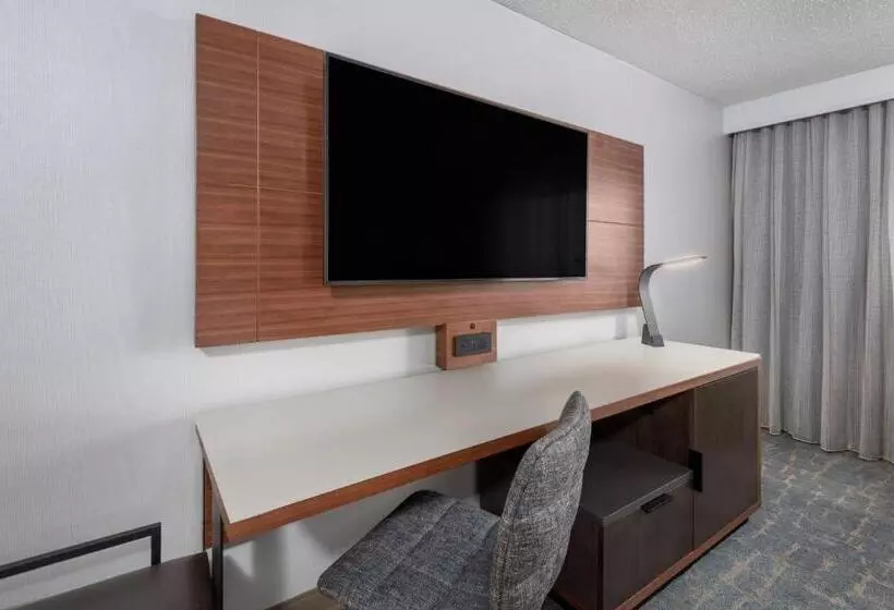 Standard Room Superior Floor, Madison Marriott West