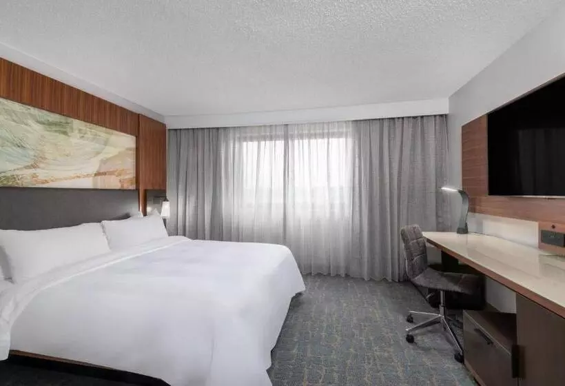 سوئیت با تخت بزرگ, Madison Marriott West