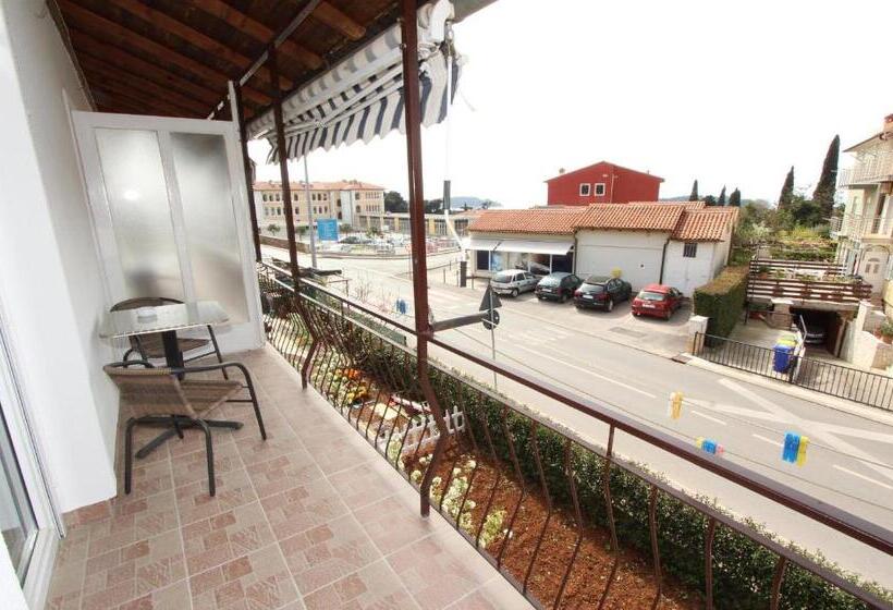 סטודיו סטנדרטי עם נוף לים ומרפסת, Apartments Eva