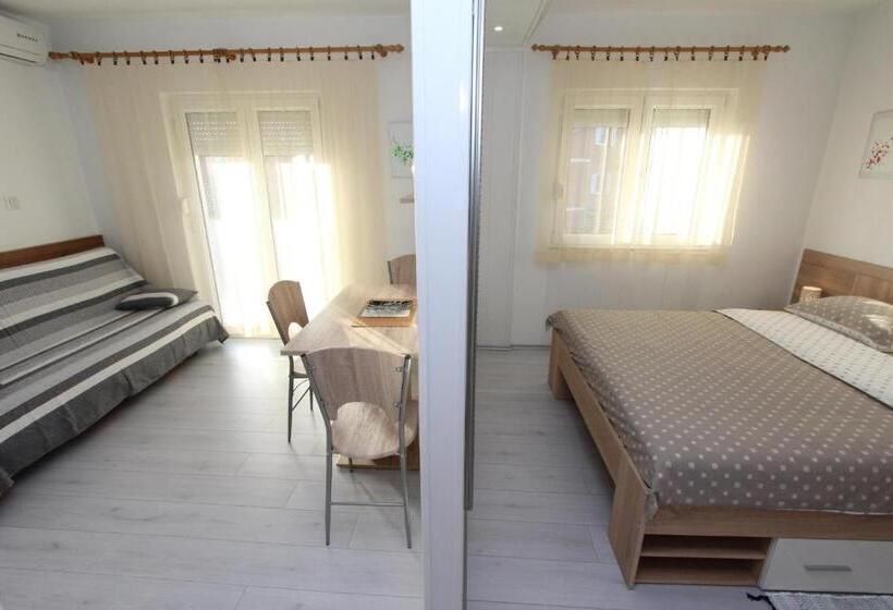 Comfort studio with sea view, Apartments Eva