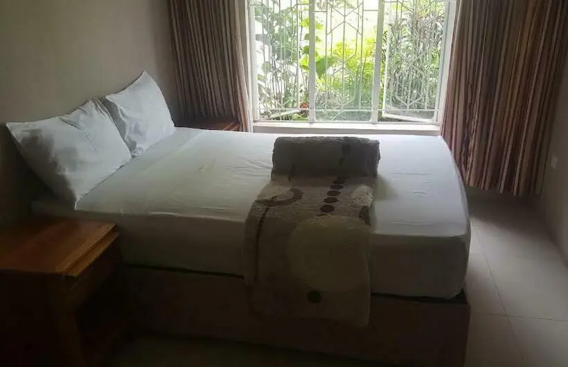 اتاق خانوادگی, Graceland Guesthouse