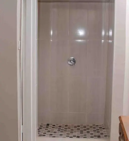 اتاق لوکس سه تخته, Graceland Guesthouse