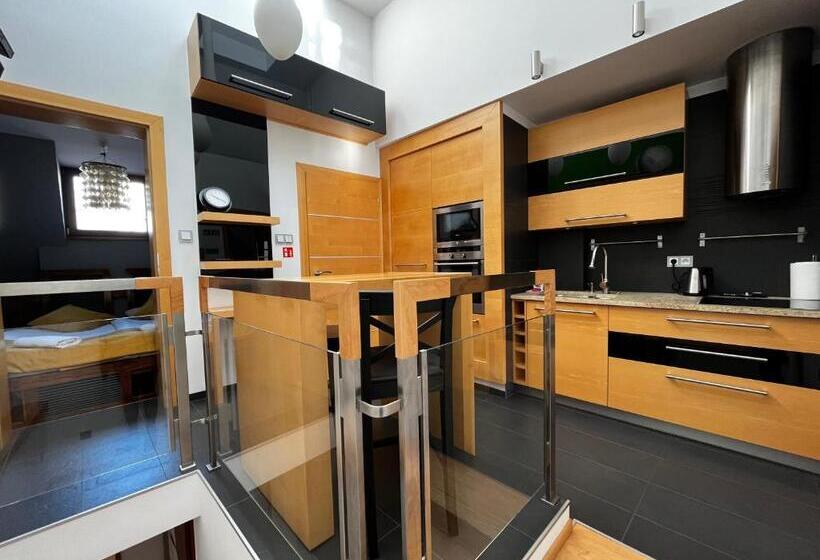 דירת חדר, Tcz Mokra