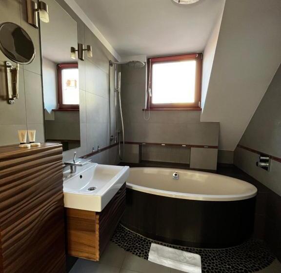 דירת חדר, Tcz Mokra