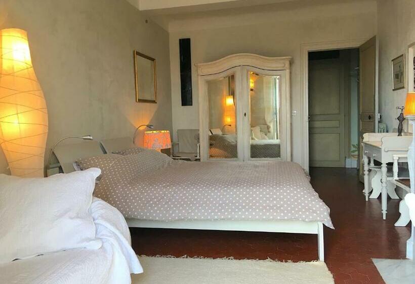 غرفة قياسية مطلّة علي الحديقة, Les Chapeliers