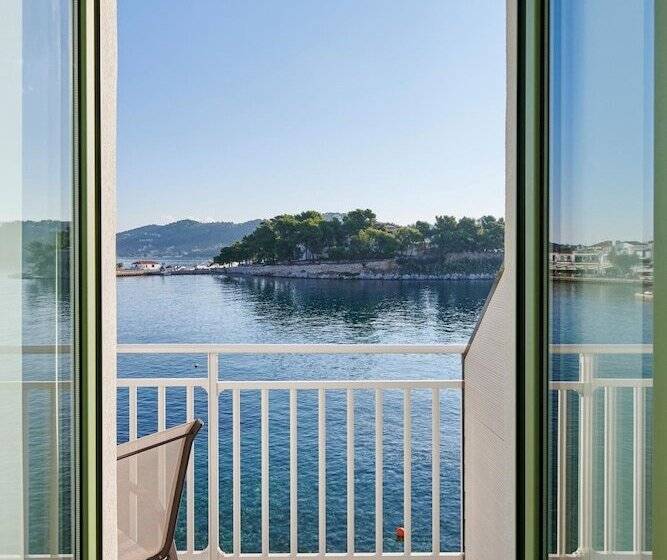 Triple Room Sea View, The Water