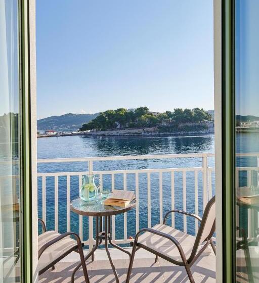Triple Room Sea View, The Water