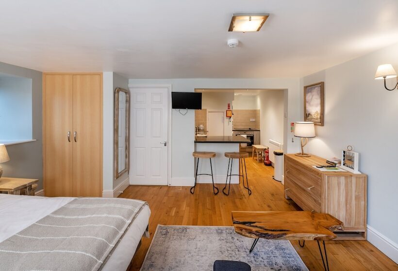 Студия Стандарт, Winyard S Gap Inn
