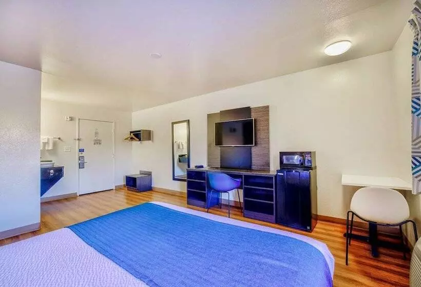 سوییت, Motel 6 Duluth, Mn