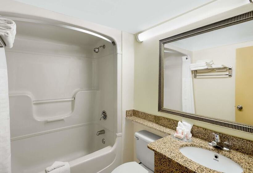带2个双人床的标准工作室, Days Inn By Wyndham Geneva/finger Lakes