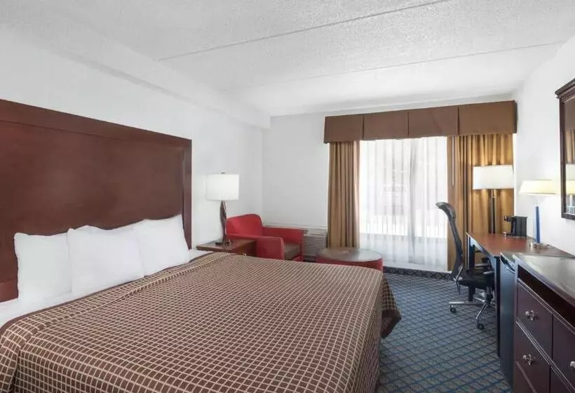 身障者適用キングサイズベッドルーム, Days Inn By Wyndham Geneva/finger Lakes