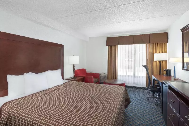 キングサイズベッドのスタンダードルーム, Days Inn By Wyndham Geneva/finger Lakes