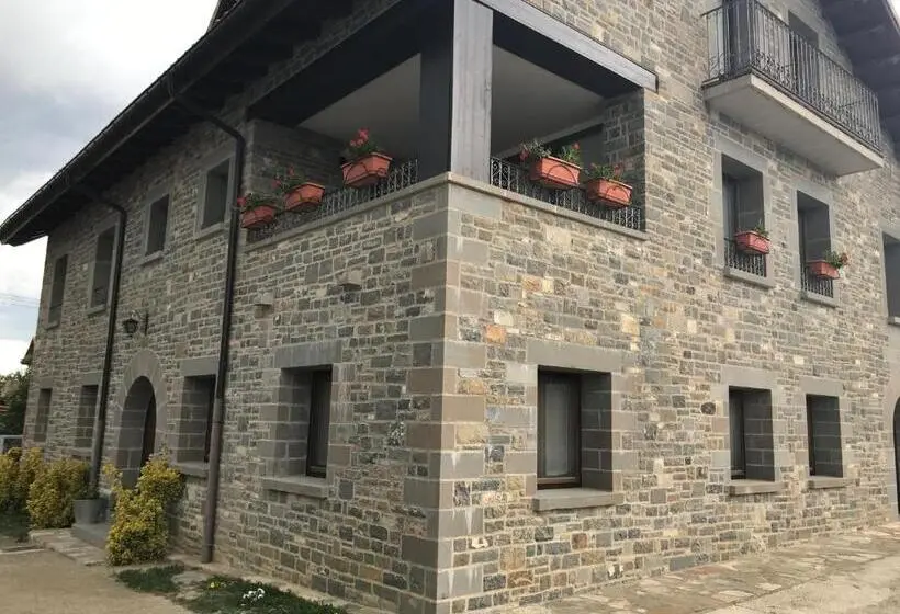 Talo 4 Makuuhuonetta, Casa Campo