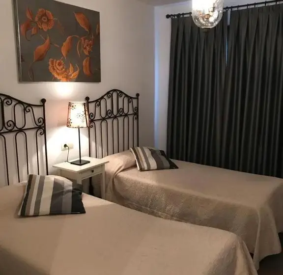 Talo 4 Makuuhuonetta, Casa Campo