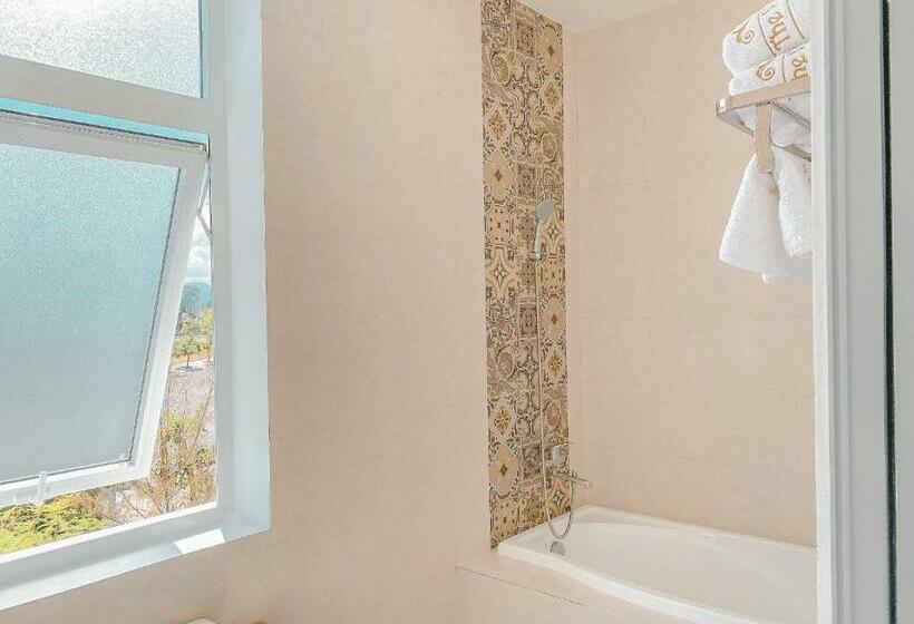 اتاق لوکس با بالکن و چشمانداز دریا, The Villa Hieu Hy