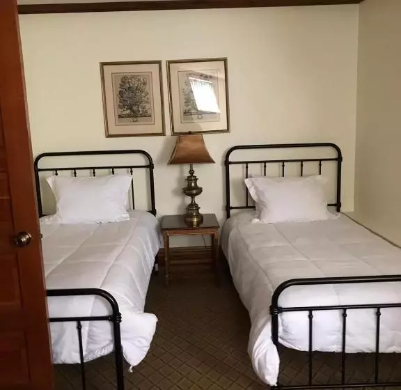 اتاق کلاسیک چهارنفره, Pacific Grove Inn