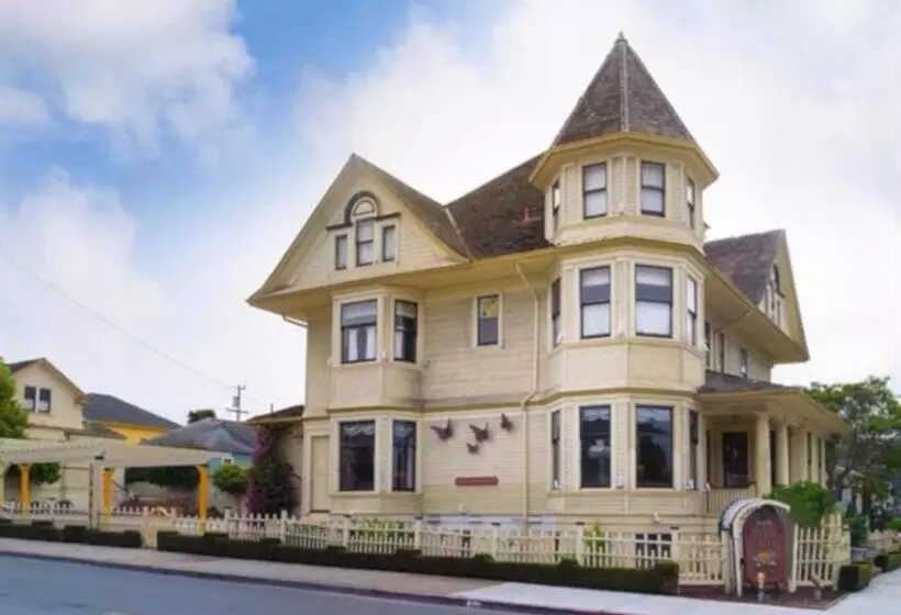 اتاق کلاسیک چهارنفره, Pacific Grove Inn