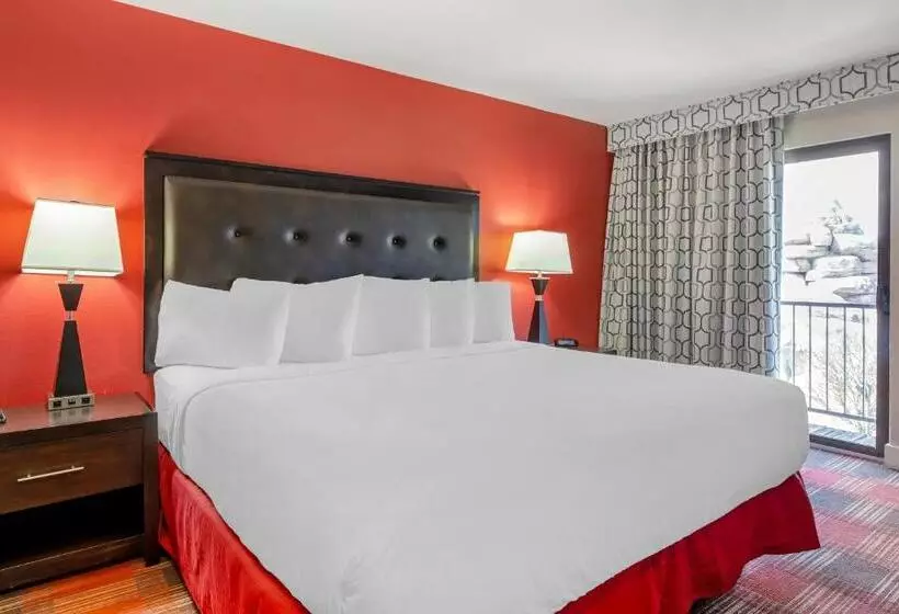 استودیو استاندارد با چشم‌انداز استخر, Polynesian Hotel & Suites Wisconsin Dells/lake Delton
