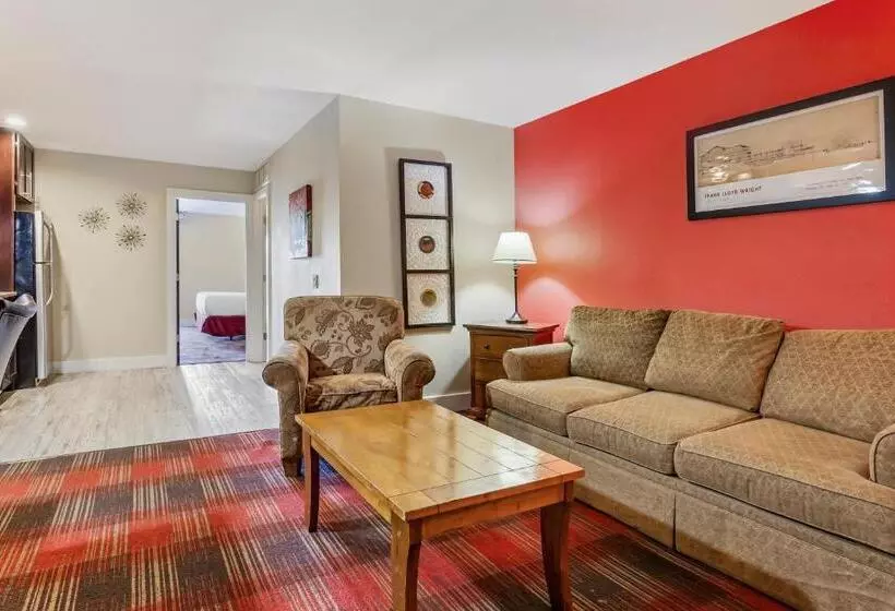 سوییت با چشم‌انداز استخر, Polynesian Hotel & Suites Wisconsin Dells/lake Delton