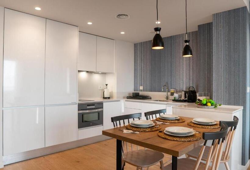 ２ベッドルームアパートメント, Ahoy Apartments