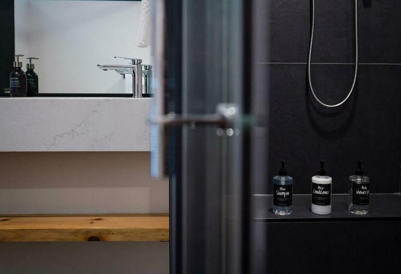 جناح ديلوكس, 48 King West