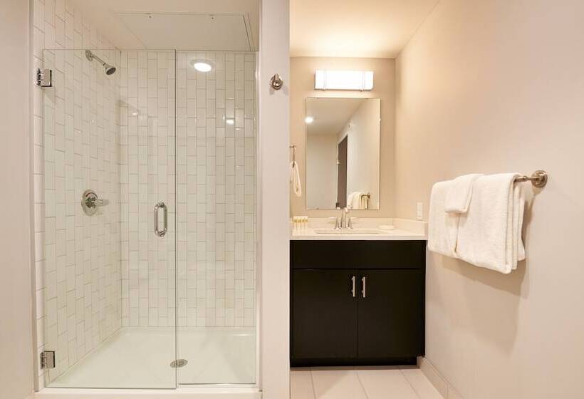 스탠다드 스튜디오, Kasa Cadillac Square Detroit