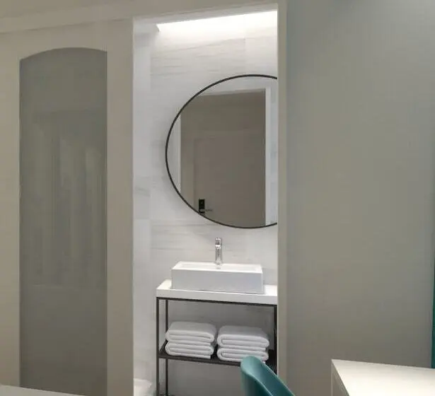 スタンダードトリプルルーム, Athenian Montaza